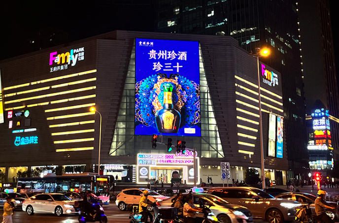 长沙桐梓坡路口王府井广场门头LED