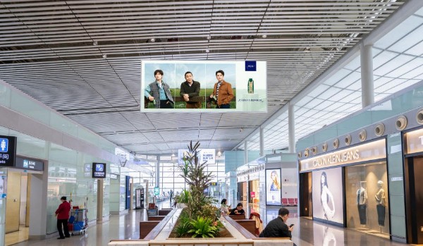 武汉天河机场T2出发候机厅灯箱