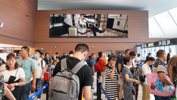 成都天府国际机场T2四层安检大厅上方灯箱