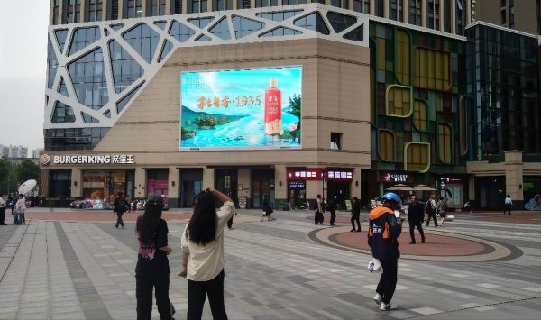 郑州朗悦公园茂商场中心广场LED