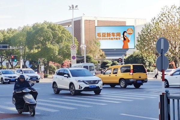 苏州干将西路与阊胥路交叉口LED