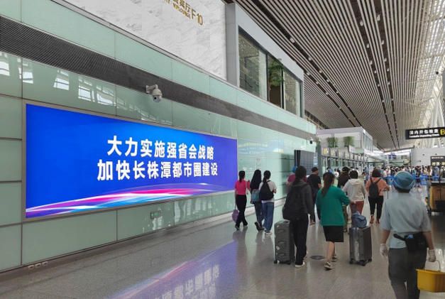 黄花国际机场T2出发值机厅中央安检灯箱