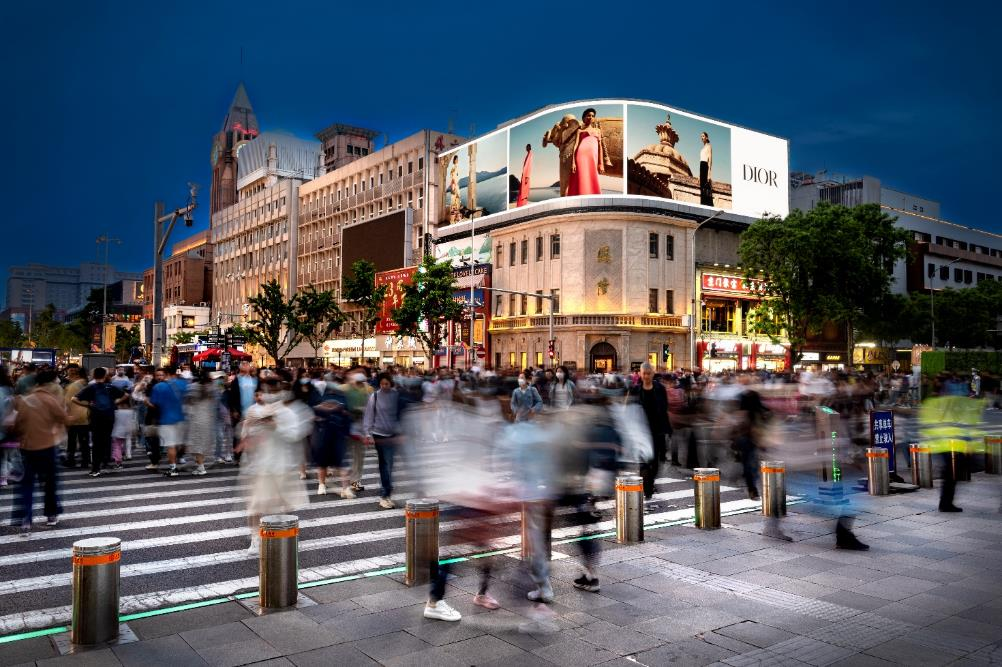 How Outdoor Large Screen Advertising Boosts Brand Visibility in High‑Traffic Areas