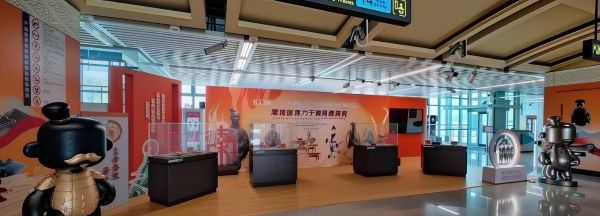 西安地铁秦宫站站厅层品牌展位