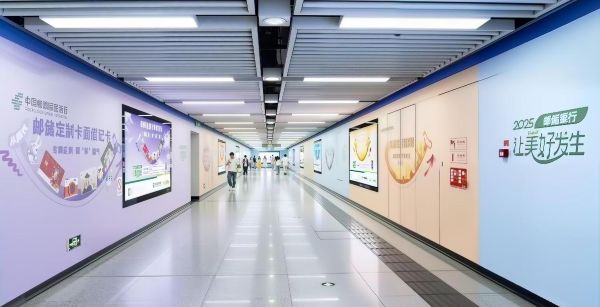 合肥地铁2号线三里庵C2品牌通道灯箱+墙贴