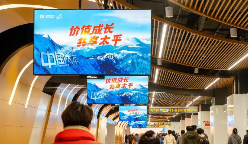 上海地铁陆家嘴站站厅吊装LED