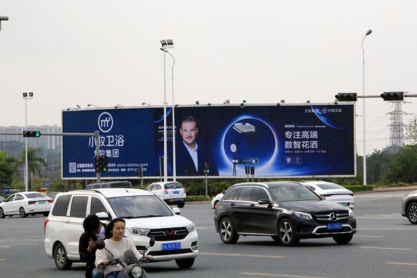 南宁长虹路与高坡岭路口西北角落大牌