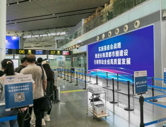 黄花国际机场T2出发大厅北安检口灯箱