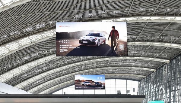 成都双流国际机场T2国内出发办票大厅悬挂灯箱