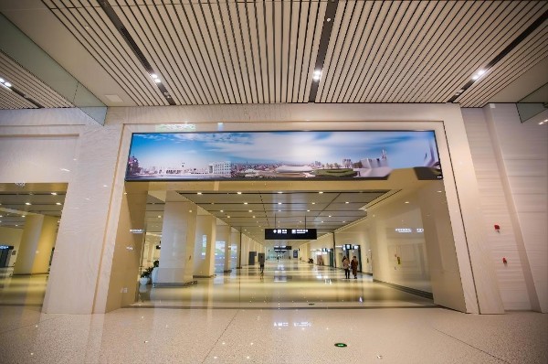 天津滨海机场T2国内到达交通中心灯箱
