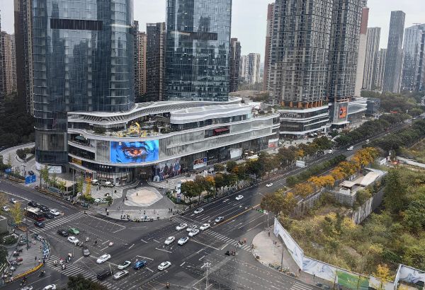 户外广告投放:把城市地标大屏做成社交货币的默认心智,用公共决策预载赢得被认出的特权