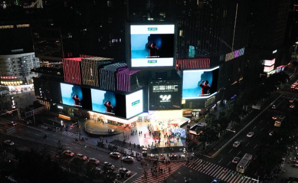 Triple Giant Screens at Yunxi Chaohui, Changsha