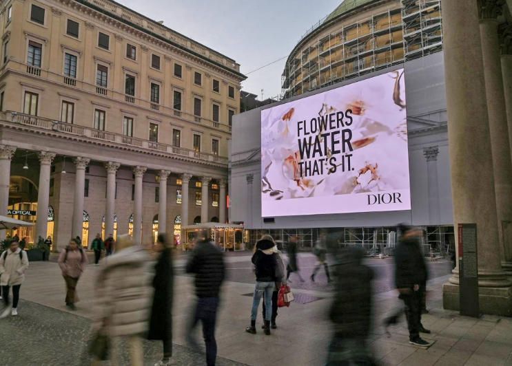 米兰圣卡罗大教堂广场-圣嘉禄堂外大屏