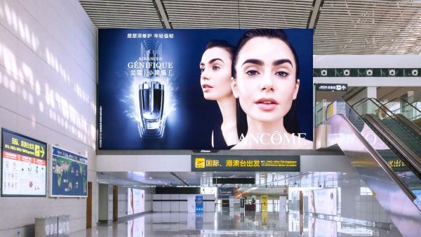 重庆江北国际机场T3国际出发安检通道上方灯箱