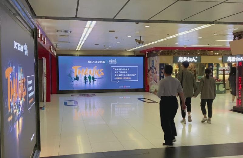 人民广场地铁新世界出口LED屏