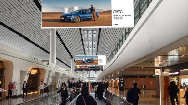 北京大兴机场二层指廊区域吊旗灯箱