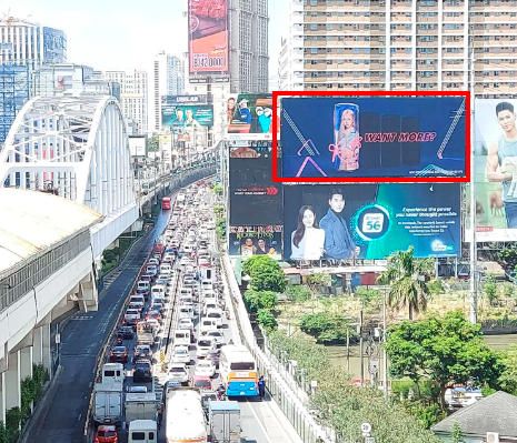 马尼拉艾莎瓜达卢佩地铁站附近大屏