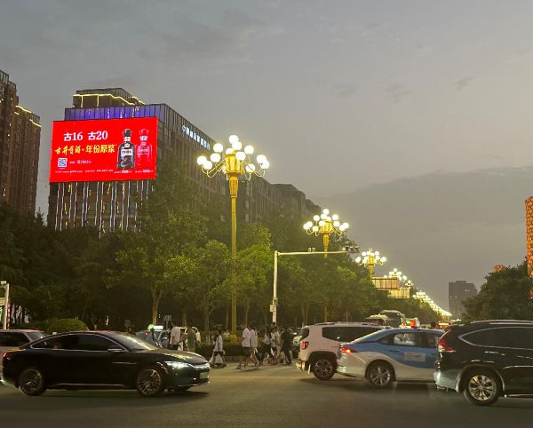 胖东来天使城十字路口LED