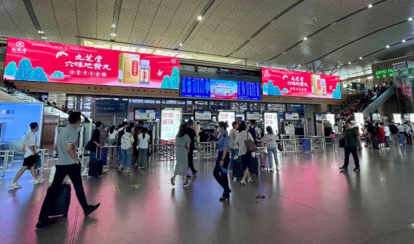长沙南站西广场进站大厅数字灯箱