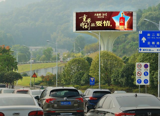 长沙西二环梅溪湖立交立柱LED