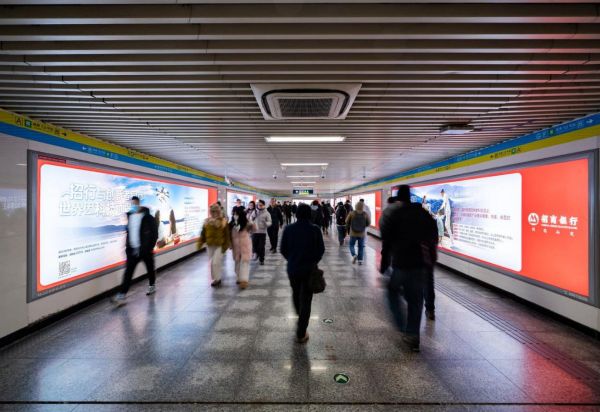 北京地铁知春路换乘通道豪华灯箱+12封灯箱