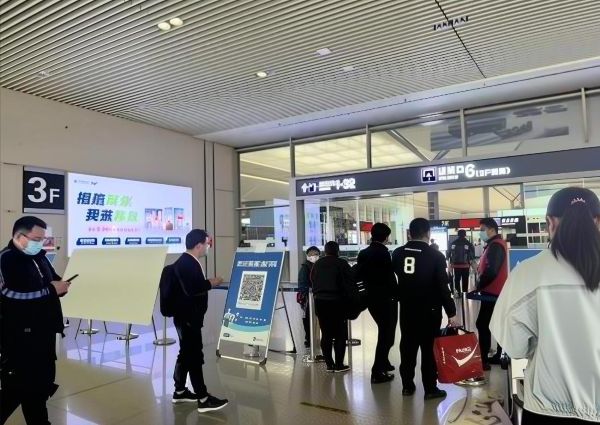 Light‑boxes on both sides of the entrance to the waiting hall of Zhengzhou East Railway Station