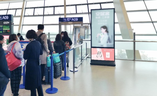 合肥新桥国际机场出发候机大厅登机口灯箱