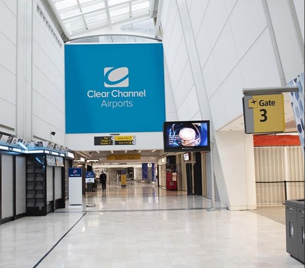 纽约肯尼迪国际机场T1出发区贵宾休息室看板