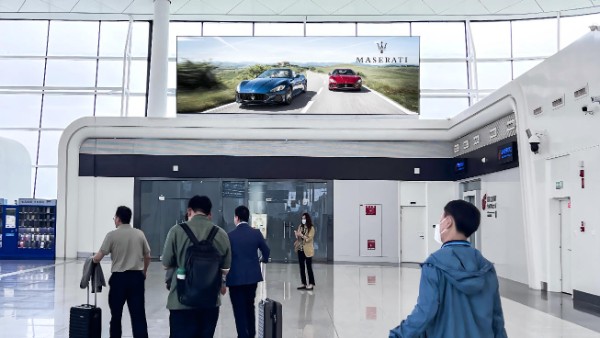 武汉天河机场T3国内出发到达混合通廊灯箱