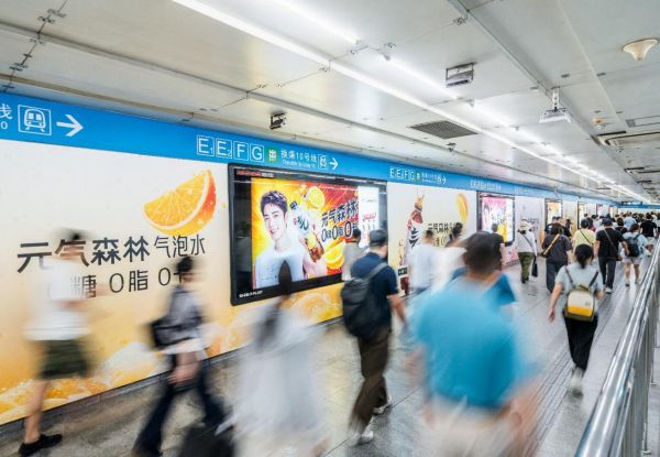 北京地铁国贸换乘通道南墙墙贴+12封灯箱