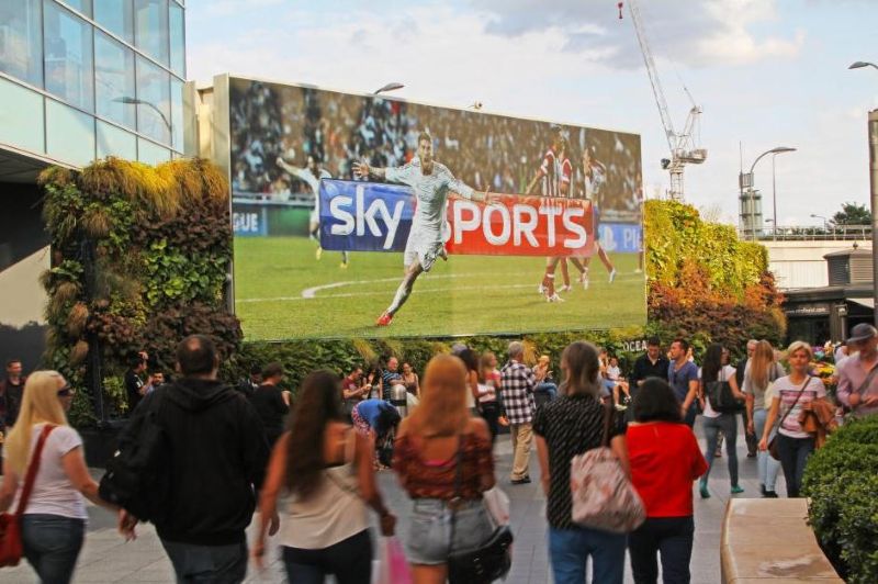 伦敦韦斯特菲尔德购物中心Westfield入口处大屏