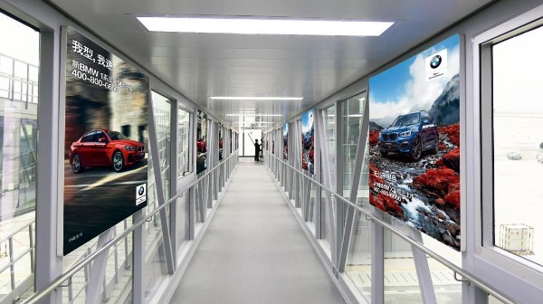 贵阳龙洞堡国际机场T3国内内廊桥看板