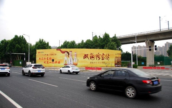 郑州郑开大道与京港澳高速大牌