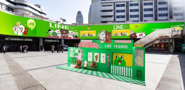 Lab lightbox at the mezzanine landscape square in front of Tianjin Station