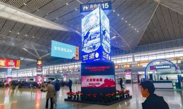 西安北站候车大厅南北通道口LED