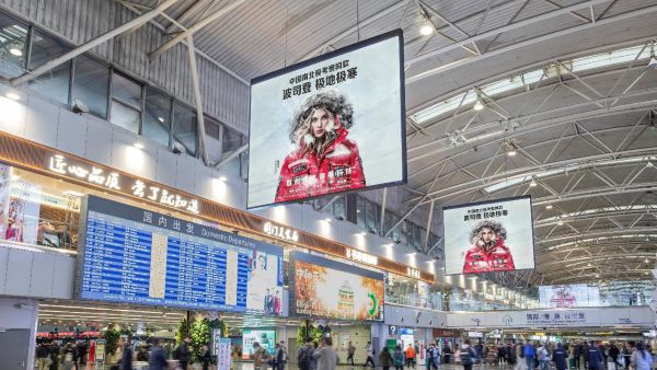 北京首都机场T2国际国内出发大厅悬挂灯箱