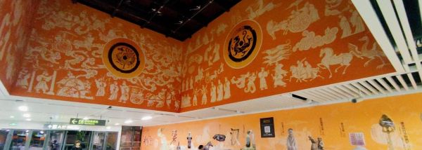 西安地铁秦宫站站厅层顶部贴膜