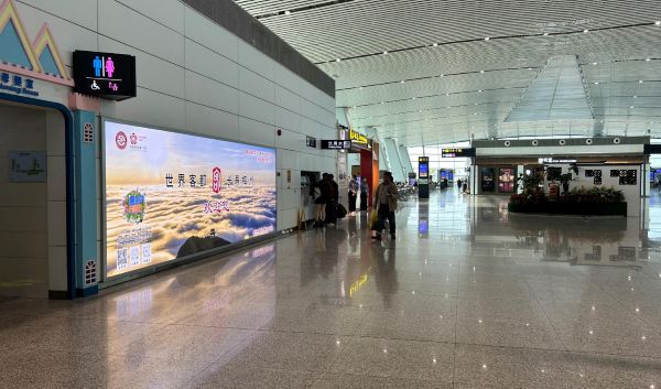 揭阳潮汕国际机场T1国内出发候机厅中段灯箱