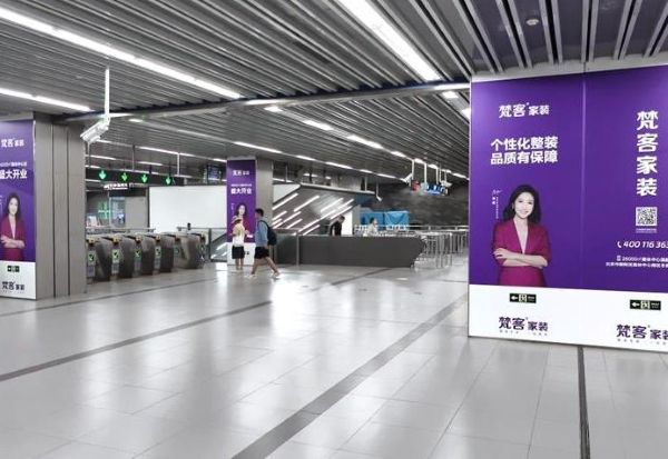 Pillar-wrapped Light Boxes in the Concourse of Beitucheng Station, Beijing Subway Line 10