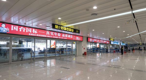 珠海金湾机场1F国内到达出口上方灯箱
