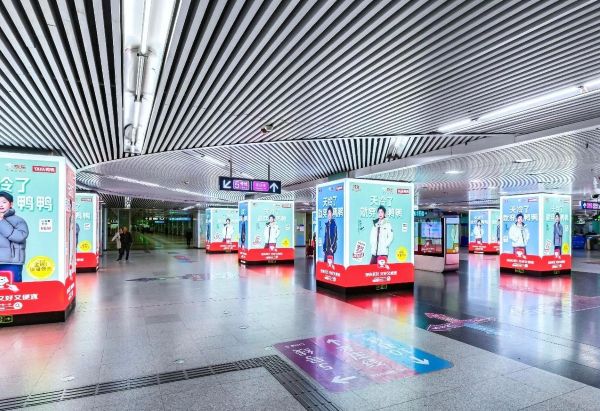 Pillar Wrap Light Boxes at Songjiazhuang Interchange Concourse, Beijing Metro Line 5