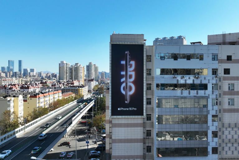 Lightbox on the west wall of Qingdao Baihui Department Store