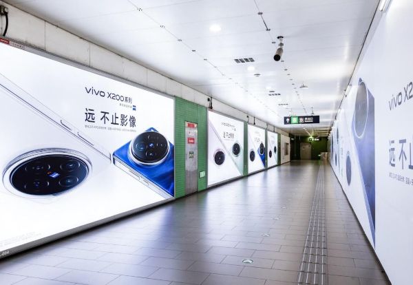 北京地铁青年路站厅双侧墙贴+豪华灯箱