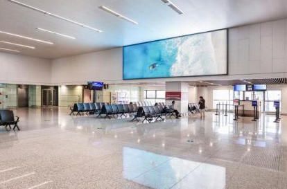 胶东国际机场一层国内远机位高空灯箱