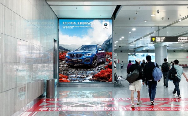 贵阳龙洞堡国际机场T2达通廊下电梯灯箱