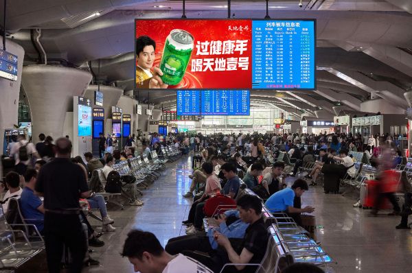 广州南站候车大厅站内唯一换乘候车区LED