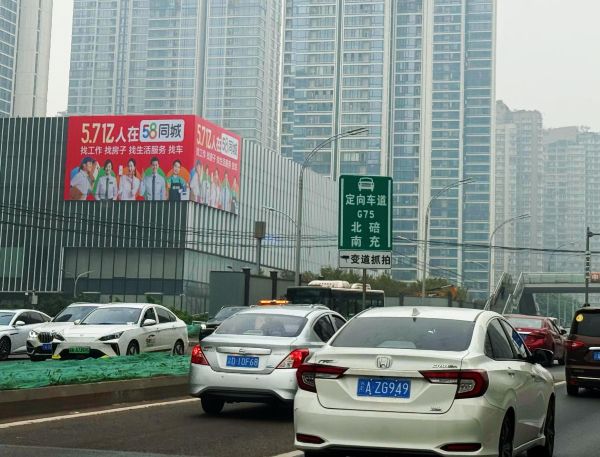 重庆凯德九章外墙灯箱