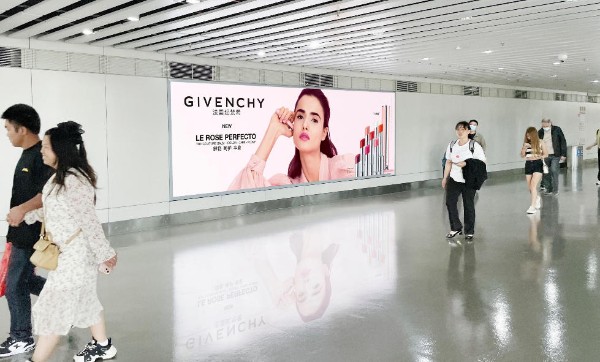 贵阳龙洞堡国际机场T2到达夹层灯箱