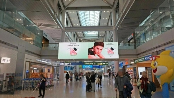 韩国仁川国际机场T1出发东西鹿道入口LED