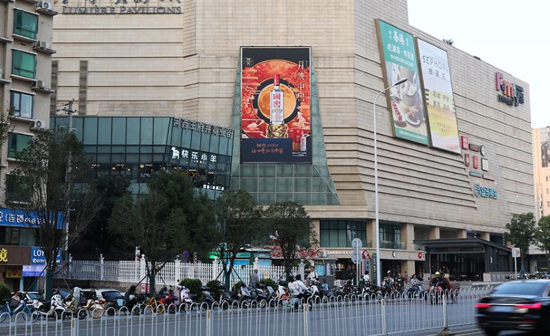 长沙桐梓坡路口王府井广场西侧LED